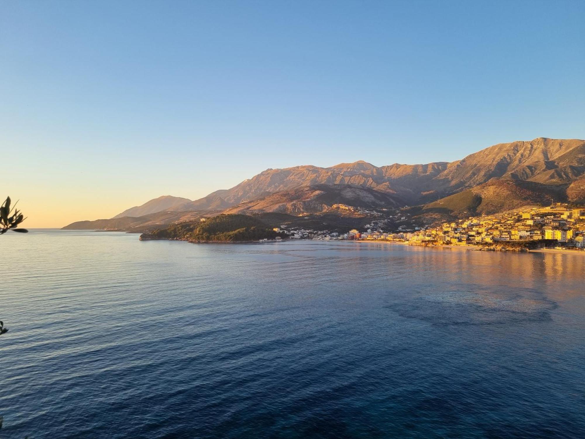 The Sunny Side Apartment Himare Exterior foto
