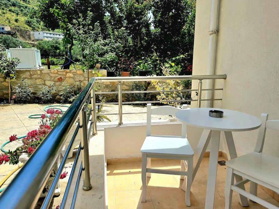 The Sunny Side Apartment Himare Exterior foto